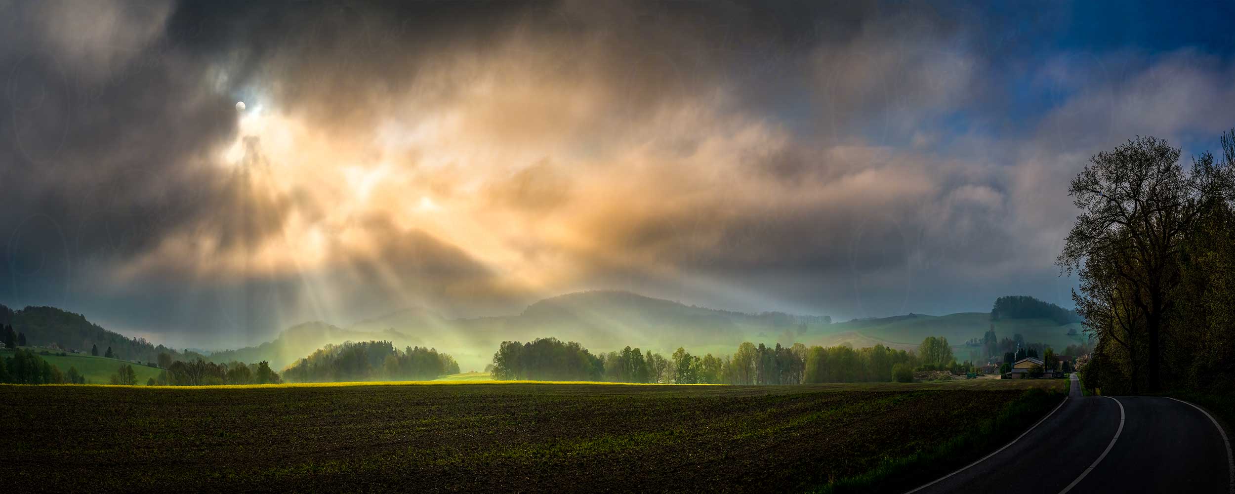 Sonnenstrahlen durchbrechen die Melancholie der Morgenlandschaft