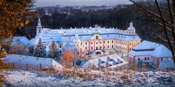 Winterblick auf die Barockfassaden von St. Marienthal