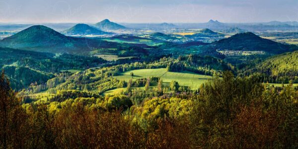 Waltersdorf - Das böhmische Bergland im Schattenspiel der Wolken