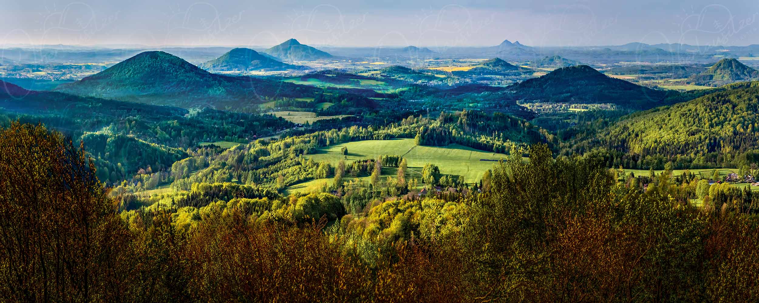 Das böhmische Bergland im Schattenspiel der Wolken