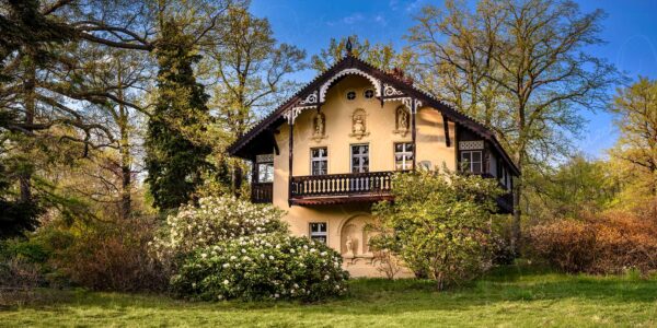 Blütenpracht im Rhododendronpark vor dem Kavalierhaus
