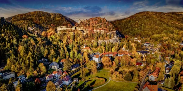 Oybin - Die malerische Burg und Klosterruine im Herbstkleid